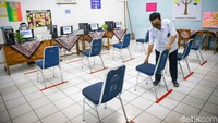 Panitia Penerimaan Peserta Didik Baru (PPDB) SMPN 60 Jakarta Pusat, melakukan persiapan jelang Pra Pendaftaran PPDB yang akan dimulai pada 11 Juni 2020, Jakarta, Selasa (9/6/2020).