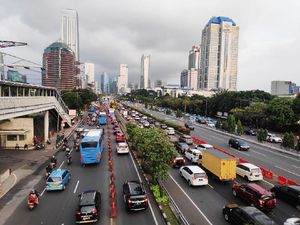 Jam Pulang Kerja, Lalin di Jalan Gatsu Arah Cawang Padat Merayap