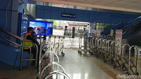 Stasiun Juanda berjarak sekitar 800 meter dari Pasar Baru. Dari stasiun ini, pengunjung bisa berjalan kaki sekitar 10 menit atau melanjutkan perjalanan menggunakan transportasi online menuju Pasar Baru. (Luqman/detikcom)