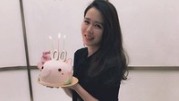 Aktris berusia 38 tahun tersebut pun dikenal aktif di media sosial. Dok. Instagram/yejinhand