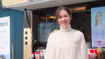 Pose Menggemaskan Wanita Tercantik di Dunia Son Ye Jin di Depan Food Truck
