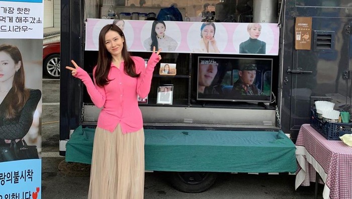 Son Ye Jin Jadi Wanita Tercantik di Dunia Kerap Berpose di depan Food Truck Son Ye Jin Jadi Wanita Tercantik di Dunia Kerap Berpose di depan Food Truck