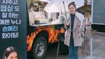 Pose Menggemaskan Wanita Tercantik di Dunia Son Ye Jin di Depan Food Truck