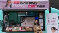 Rasa terima kasih pun dibalas dengan berfoto bersama food truck yang dikirim untuk mereka. Wah pantas saja Son Ye Jin tampak bahagia ya. Foto: Instagram @yejinhand