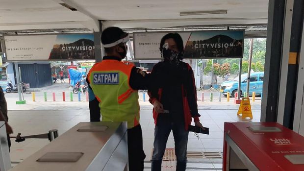 Stasiun Pondok Cina Tak Terlalu Ramai Pagi Ini, Penumpang Jaga Jarak