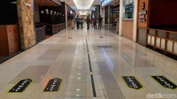 Bergeliatnya mal terbesar di Surabaya ini tetap memperhatikan protokol kesehatan. Sejumlah pembatasan hingga physical distancing diterapkan. One way juga diterapkan sehingga tak ada pengunjung yang berpapasan langsung. Esti Widiyana/Dok. Detikcom.