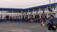 Meski telah kembali dibuka, suasana di Terminal Purbaya tampak masih sepi. Hanya ada satu dua penumpang yang hendak naik bus. Sementara untuk bus yang beroperasi untuk luar kota baru berasal dari satu PO saja yang siap menerapkan protokol kesehatan. Hilda Meilisa Rinanda/Dok. Detikcom.