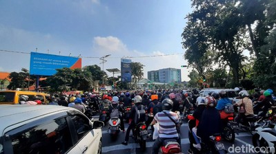 Suasana Surabaya di Hari Pertama Masa Transisi New Normal