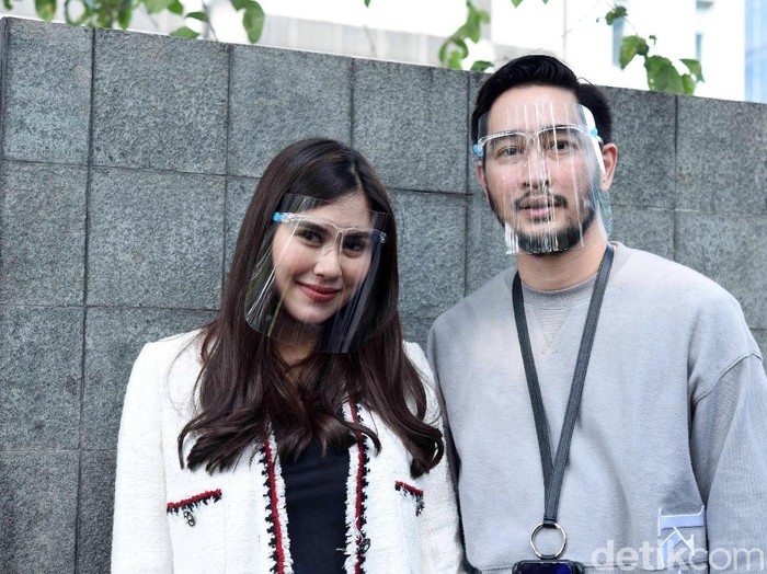Syahnaz dan Jeje saat ditemui di studio Trans TV.