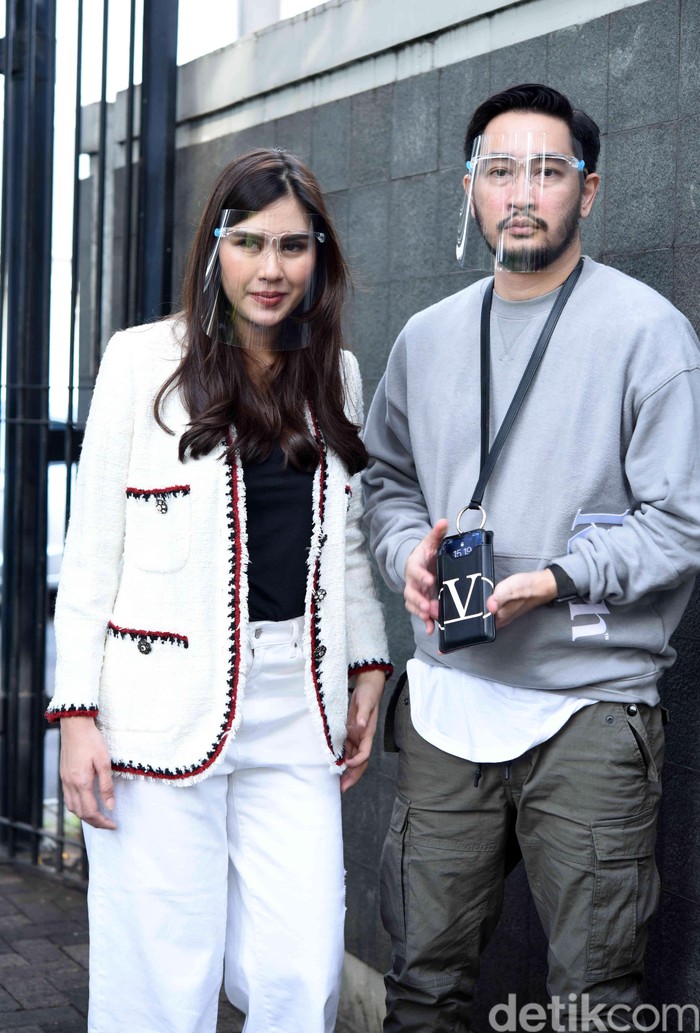 Syahnaz dan Jeje saat ditemui di studio Trans TV.