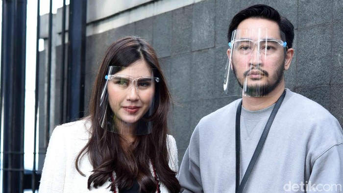 Syahnaz dan Jeje saat ditemui di studio Trans TV.
