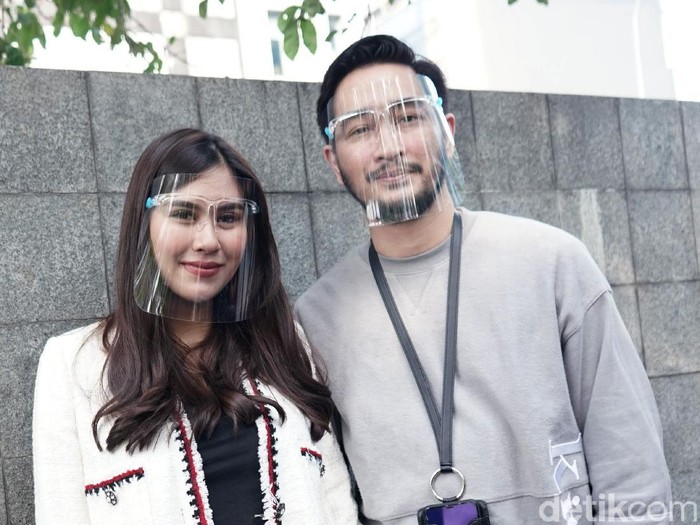 Syahnaz dan Jeje Syahnaz dan Jeje saat ditemui di studio Trans TV.