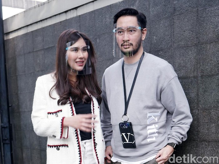 Syahnaz dan Jeje saat ditemui di studio Trans TV.