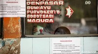 Para pekerja di terminal pun mulai mengeluhkan terminal yang tak kunjung dibuka.