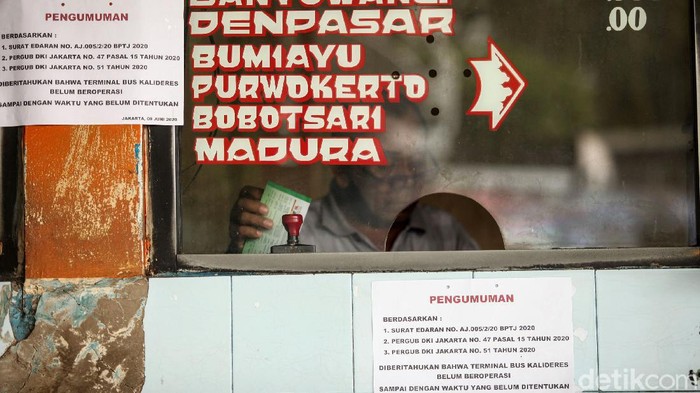 Memasuki PSBB transisi terminal Kalideres belum dibuka untuk bus antar kota antar provinsi. Calon penumpang pun terpaksa gigit jari.