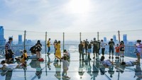 Pada pembukaan di akhir pekan bulan Mei, hampir semua tiket habis terjual. Di ujung The Crystal ini terdapat dek eksplorasi dengan lantai berupa kaca transparan berpemandangan seantero kota.