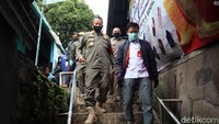 Kasatpol PP Kota Bandung Rasdian memimpin langsung penutupan tiga pasar ini, salah satunya di Pasar Sadangserang, Selasa (9/6/2020) siang.