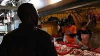 Sebelum pasar ditutup, Rasdian memberikan sosialisasi kepada para pedagang pasar agar memahami situasi saat ini. Penutupan pasar ini juga dilakukan untuk menekan penyebaran COVID-19.