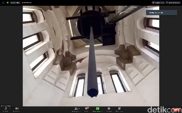 Dari lantai tiga Lawang Sewu kita bisa mengakses Menara Minaret atau bangunan penampung air. Tankinya terbuat dari logam dan mampu menampung 15 ribu liter. Namun kini tandon ini tak dipakai lagi. Dari lantai tiga Lawang Sewu kita bisa mengakses Menara Minaret atau bangunan penampung air. Tankinya terbuat dari logam dan mampu menampung 15 ribu liter. Namun kini tandon ini tak dipakai lagi.