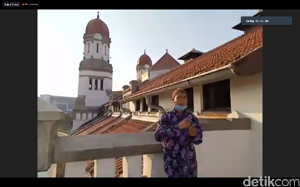 Di lantai ini juga terdapat balkon. Lokasi ini hanya bisa dijangkau 2-3 orang saja karena lantai tua dan agak rapuh. Balkon alntai tiga Gedung A Lawang Sewu adalah tempat terbaik berfoto dengan latar menara dan Tugu Muda. Di lantai ini juga terdapat balkon. Lokasi ini hanya bisa dijangkau 2-3 orang saja karena lantai tua dan agak rapuh. Balkon alntai tiga Gedung A Lawang Sewu adalah tempat terbaik berfoto dengan latar menara dan Tugu Muda.