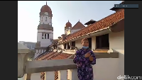 Di lantai ini juga terdapat balkon. Lokasi ini hanya bisa dijangkau 2-3 orang saja karena lantai tua dan agak rapuh. Balkon alntai tiga Gedung A Lawang Sewu adalah tempat terbaik berfoto dengan latar menara dan Tugu Muda.