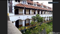 Lawang Seu memilik pintu sebanyak 928 buah. Bangunan ini memiliki 114 ruang kerja. Ruangan ini tidak termasuk ruang meeting.