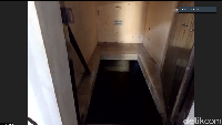 Di Gedung B Lawang Sewu terdapat ruang basement atau bawah tanah yang memiliki banyak isu mengerikan. Biaya memasuki Lawang Sewu sebesar Rp 5.000 untuk pelajar dan anak-anak. Tiket Rp 10.000 diterapkan untuk dewasa dan turis.
