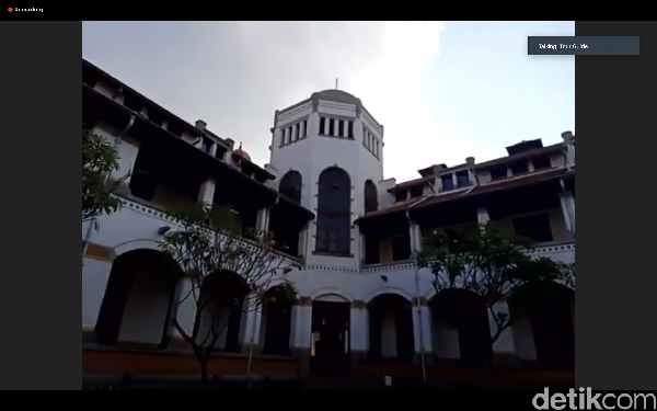 Beranjak dari halaman tengah kita dibawa ke dalam bangunan utama Lawang Sewu. Di sini ada kaca patri berwarna-warni yang dibawa langsung dari Belanda. Beranjak dari halaman tengah kita dibawa ke dalam bangunan utama Lawang Sewu. Di sini ada kaca patri berwarna-warni yang dibawa langsung dari Belanda.