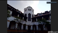 Beranjak dari halaman tengah kita dibawa ke dalam bangunan utama Lawang Sewu. Di sini ada kaca patri berwarna-warni yang dibawa langsung dari Belanda.