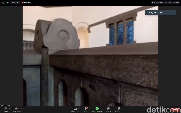 Railing tangga dan yang ada di lantai dua Lawang Sewu terdapat campuran budaya timur dan barat dari bentuknya. Lantai dua Lawang Sewu ditujukan untuk keperluan khusus, seperti prewedding, hingga pembuatan katalog. Railing tangga dan yang ada di lantai dua Lawang Sewu terdapat campuran budaya timur dan barat dari bentuknya. Lantai dua Lawang Sewu ditujukan untuk keperluan khusus, seperti prewedding, hingga pembuatan katalog.