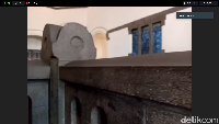 Railing tangga dan yang ada di lantai dua Lawang Sewu terdapat campuran budaya timur dan barat dari bentuknya. Lantai dua Lawang Sewu ditujukan untuk keperluan khusus, seperti prewedding, hingga pembuatan katalog.