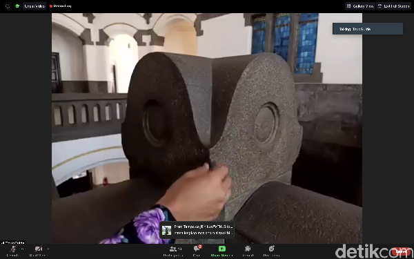 Dibuat dari batu granit, ada bentuk ular cobra di siku railing ini dan simbol ular ini pelindung atau tolak bala. Anda bisa melihat kepala ular? Dibuat dari batu granit, ada bentuk ular cobra di siku railing ini dan simbol ular ini pelindung atau tolak bala. Anda bisa melihat kepala ular?