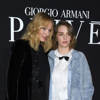  Maya Ray Thurman-Hawke merupakan seorang aktris sekaligus model dan memiliki adik laki-laki Levon Roan Thurman-Hawke. Keduanya adalah anak dari Uma Thurman dan Ethan Hawke yang bercerai pada 2003 setelah lima tahun menikah. Perceraian dipicu oleh Ethan yang selingkuh dengan pengasuh anak mereka Ryan Shawhughes. Pada 2008, Ethan menikahi Ryan dan memiliki dua anak. Foto: Getty Images/Pascal Le Segretain