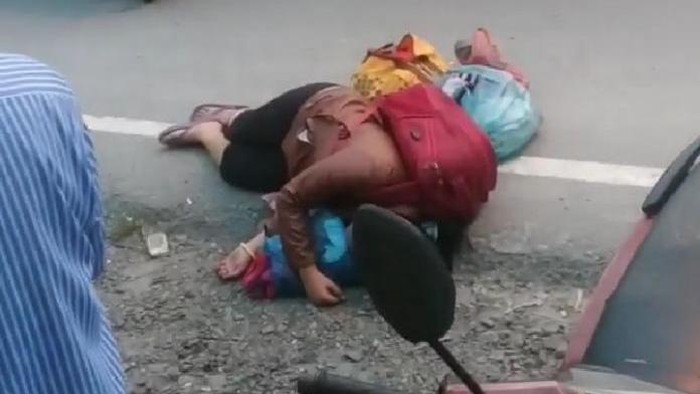 Wanita pingsan di pinggir jalanan Medan