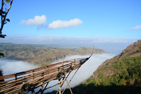 Jurang Tembelan berada di Desa Mangunan, Kecamatan Dlingo, Kabupaten Bantul, Yogyakarta menawarkan panorama spektakuler. Salah satu spot favorit wisatawan adalah spot foto berbentuk perahu di atas lautan awan. (Sri Wahyuni/dtraveler) Jurang Tembelan berada di Desa Mangunan, Kecamatan Dlingo, Kabupaten Bantul, Yogyakarta menawarkan panorama spektakuler. Salah satu spot favorit wisatawan adalah spot foto berbentuk perahu di atas lautan awan. (Sri Wahyuni/dtraveler)