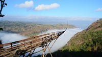 Jurang Tembelan berada di Desa Mangunan, Kecamatan Dlingo, Kabupaten Bantul, Yogyakarta menawarkan panorama spektakuler. Salah satu spot favorit wisatawan adalah spot foto berbentuk perahu di atas lautan awan.  (Sri Wahyuni/dtraveler)