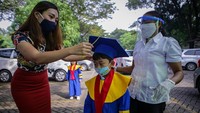 Siswa sekolah Stella Maris bersiap sebelum mengikuti acara kelulusan secara drive thru di Stella Maris School, Kelapa Dua, Kabupaten Tangerang, Banten, Selasa (9/6/2020). 