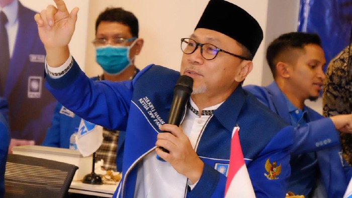 Ketua Umum PAN Zulkifli Hasan meminta agar para anggota legislatif PAN secara aktif berjuang menyampaikan aspirasi dan persoalan yang terjadi di masyarakat.