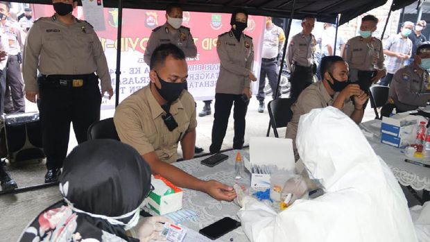 260 personel Polresta Tangerang melakukan rapid test Corona. Hasilnya, semua dinyatakan negatif Corona (dok. istimewa)