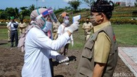 Salah satu penerapan protokol kesehatan yang dilakukan adalah seperti pemeriksaan suhu tubuh seluruh pengunjung. Ardian Fanani/detikcom