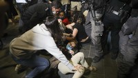 Aksi ini mendapat perlawanan polisi Israel, sejumlah demonstran ditangkap.