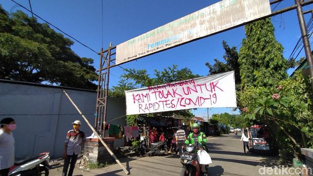 Aksi warga Jalan Daeng Tata V Kelurahan Parang Tambung, Kecamatan Tamalate, Makassar, menolak rapid test.