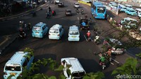 Namun, syarat pembatasan ini dikecualikan untuk penumpang kendaraan pribadi yang tinggal dalam satu rumah.