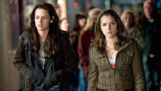 Kristen Stewart dan Anna Kendrick di 'Twilight'.