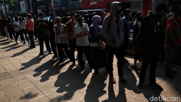 Panjangnya Antrean Rapid Test Corona di Terowongan Kendal