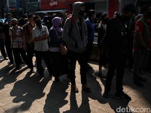Panjangnya Antrean Rapid Test Corona di Terowongan Kendal