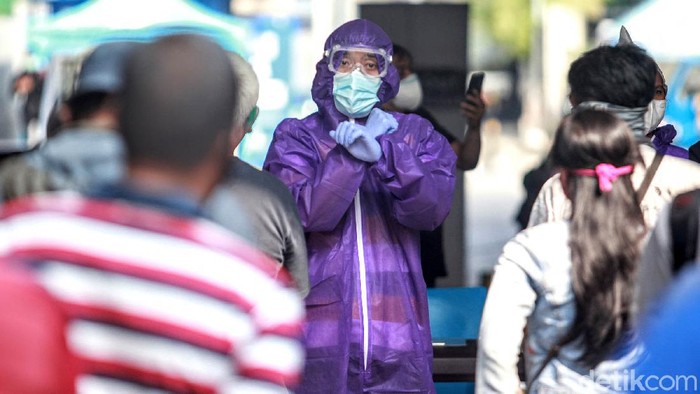 Antrean Panjang untuk Rapid Test Corona Warga mengantri rapid test Corona di depan stasiun Sudirman atau tepatnya di Terowongan Kendal, Menteng, Jakarta Pusat, Rabu (10/6/2020). Test gratis yang digelar oleh BNPB dan Kemenkes yang dilakukan sejak Senin lalu berlangsunh hngga hari ini. Antrian terlihat sebelum rapid test dimulai yakni pukul 09.00 WIB.