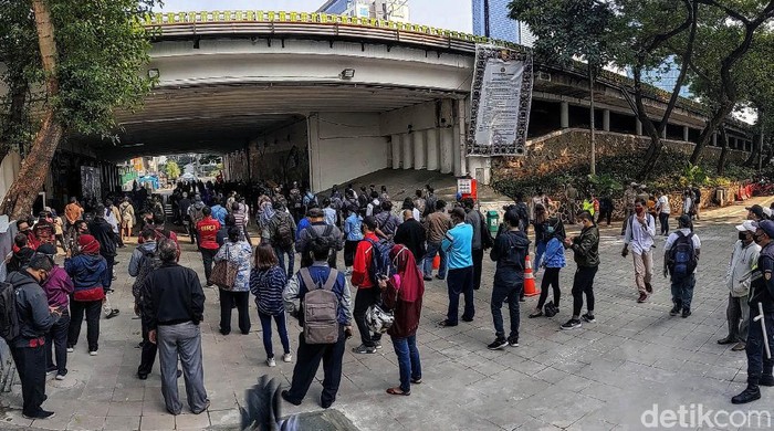 Warga mengantri rapid test Corona di depan stasiun Sudirman atau tepatnya di Terowongan Kendal, Menteng, Jakarta Pusat, Rabu (10/6/2020). Test gratis yang digelar oleh BNPB dan Kemenkes  yang dilakukan sejak Senin lalu berlangsunh hngga hari ini. Antrian terlihat sebelum rapid test dimulai yakni pukul 09.00 WIB.