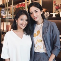 Ririn Dwi Ariyanti menikah dengan Aldy Bragi yang telah memiliki satu anak. Ririn pun terlihat sangat dekat dengan Siti Adira Kania, putri Aldy Bragi dari pernikahan sebelumnya dengan Ikke Nurjanah. Foto: Instagram