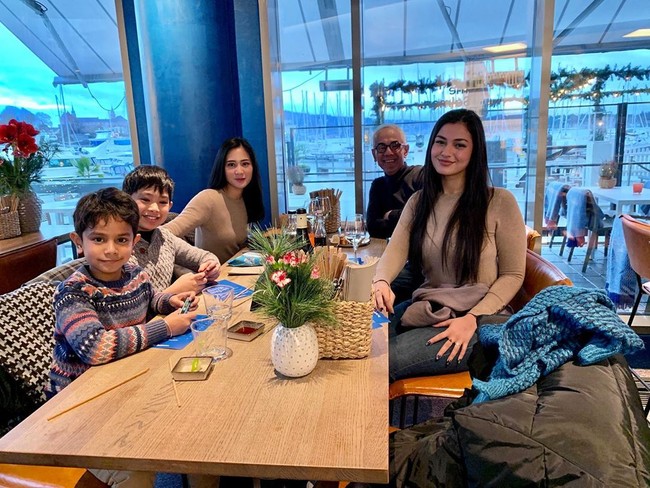 Bunga Zainal dinikahi oleh Sukhdev Singh, duda yang telah memiliki anak. Ia pun dekat dengan putri Sukhdev Singh, Kareena Kaur. Foto: Instagram